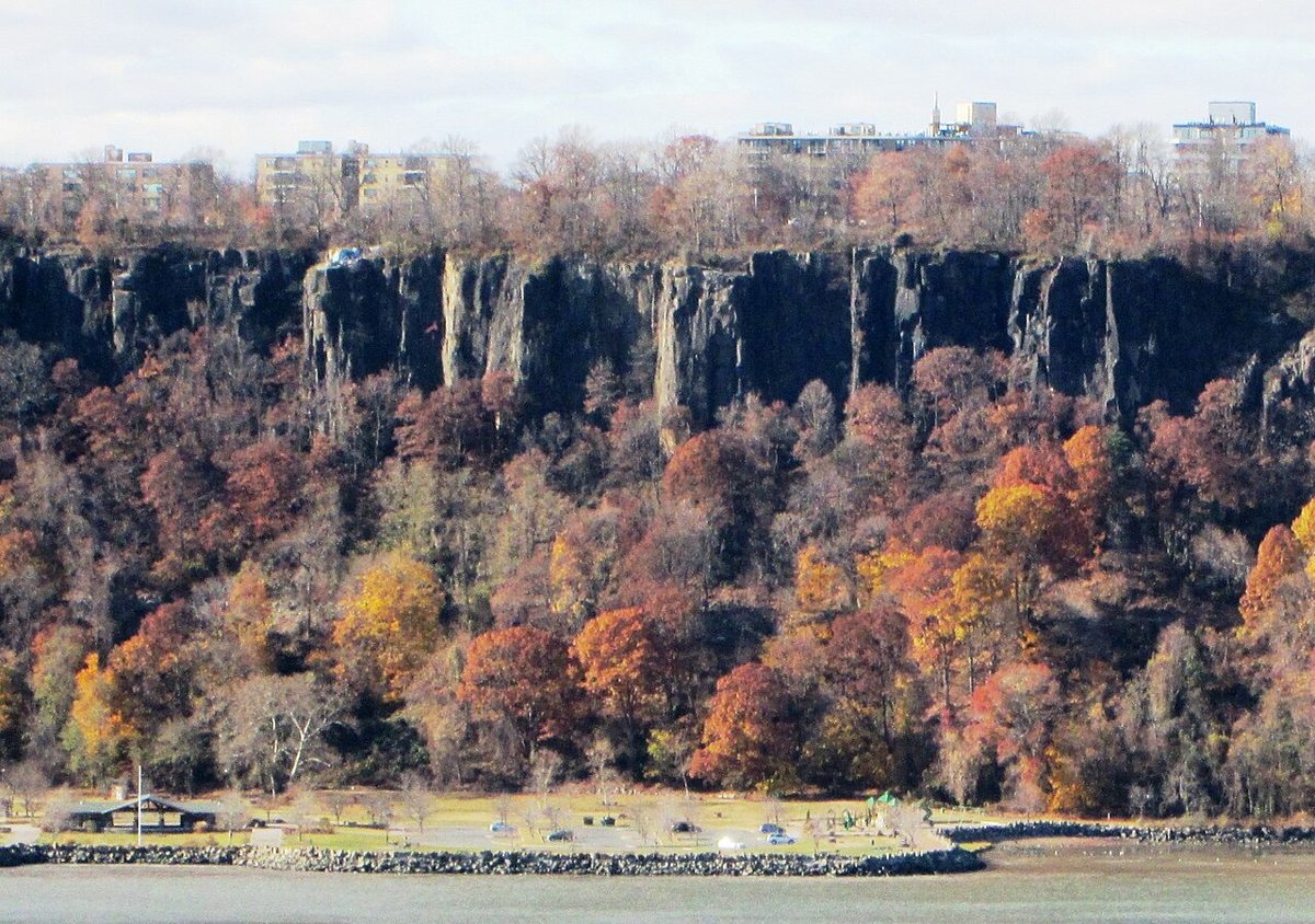 A clifftop overlook of the Hudson River at Palisades Interstate Park