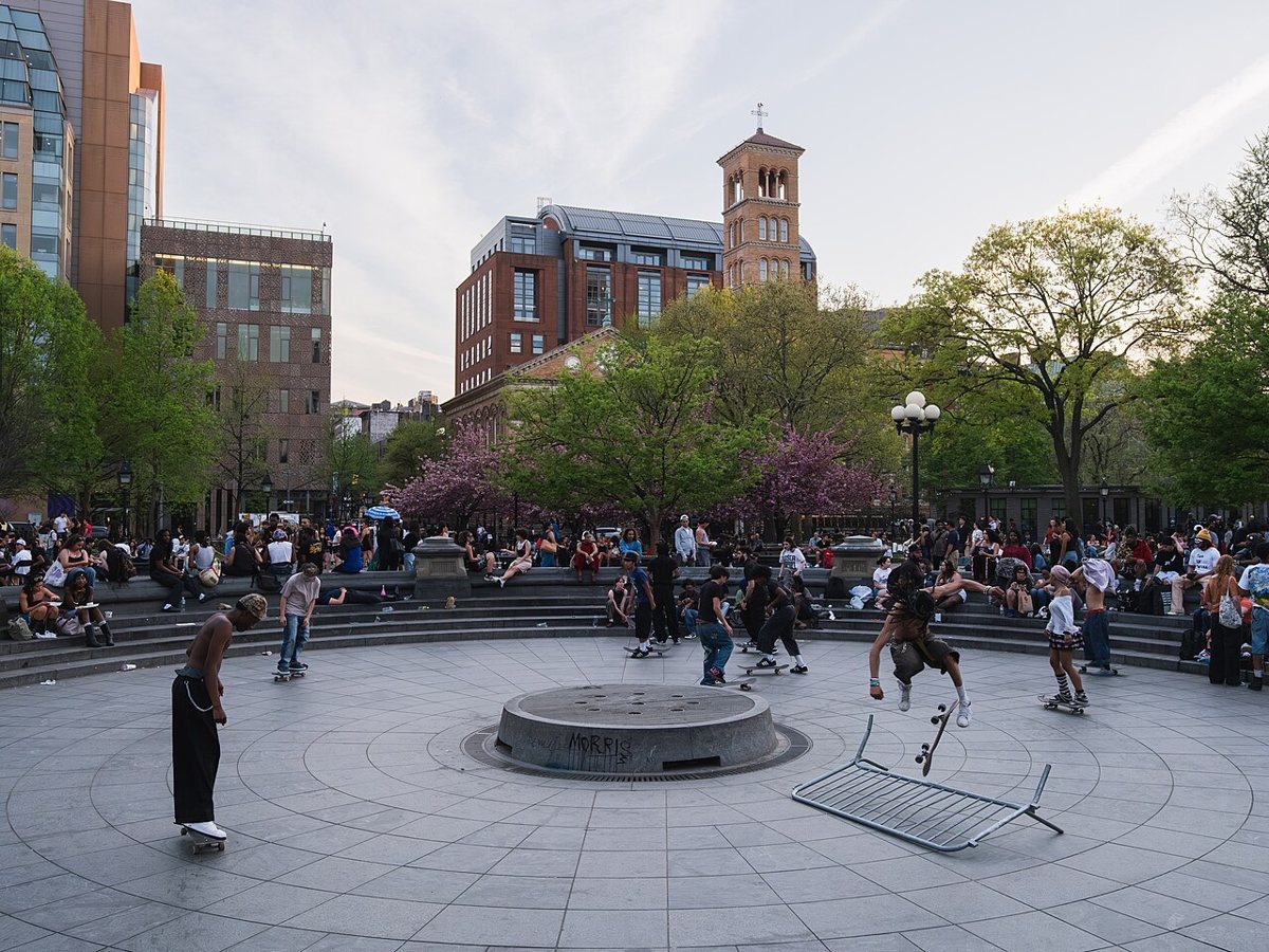 the arch and fountain at Washington Square Park with spring crowds